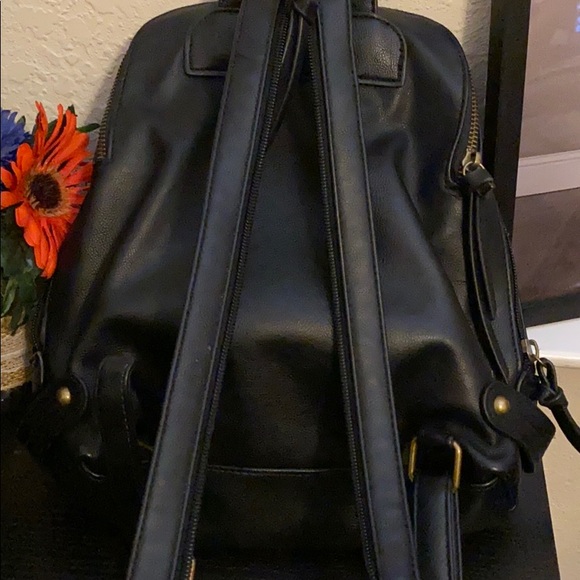 Black backpack. - Picture 4 of 7
